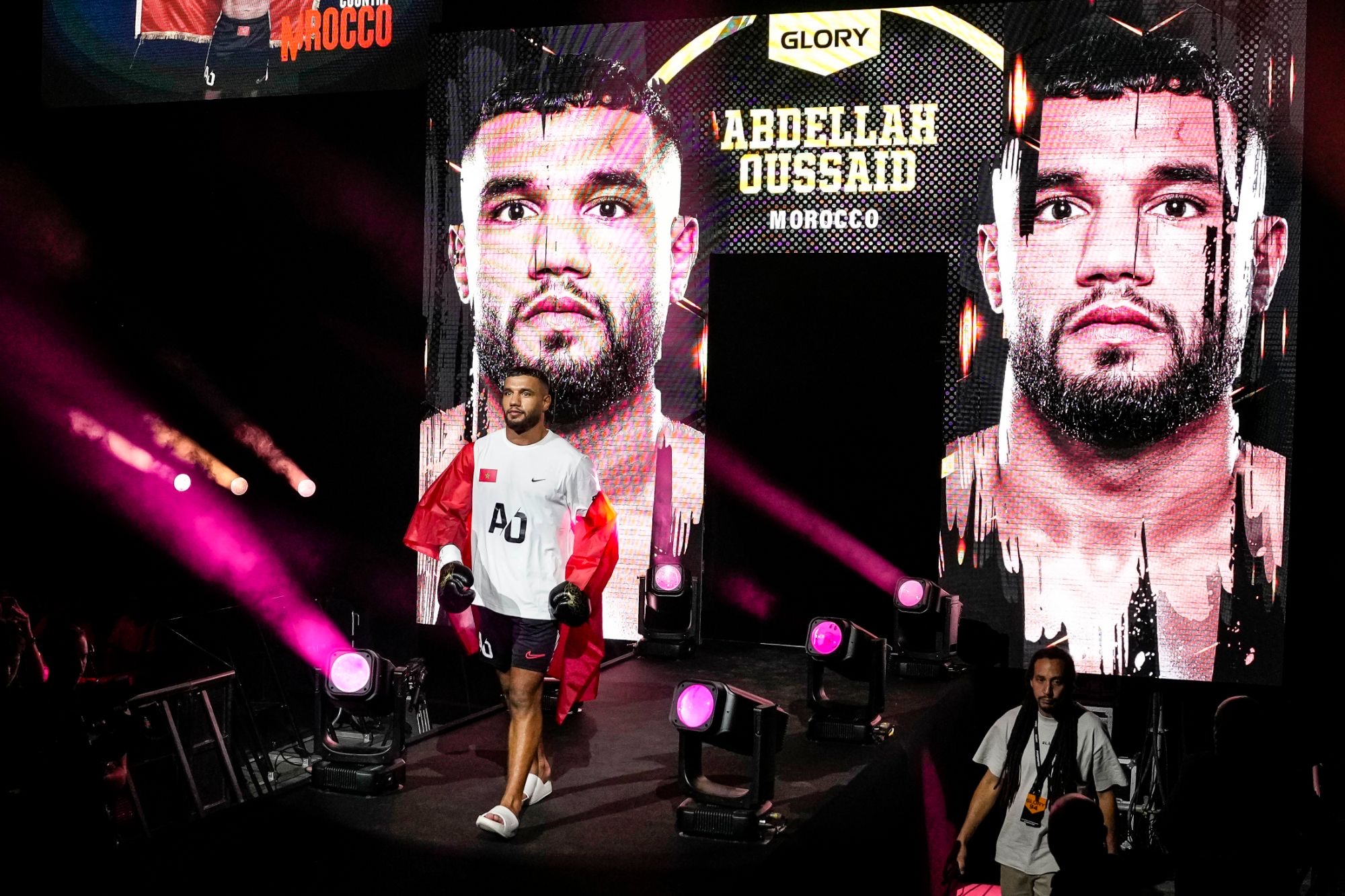 Entrée d'Oussaïd Abdellah sur le ring à GLORY 94, drapeau du Maroc sur les épaules